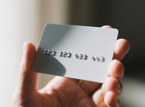 Numeri in rilievo grandi o piccoli: come scegliere le 'cifre in rilievo' su una carta?